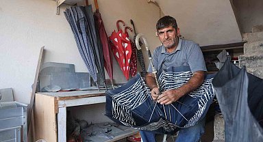 Hatay'da şiddetli yağışlar şemsiye tamircisinde yoğunluğu artırdı