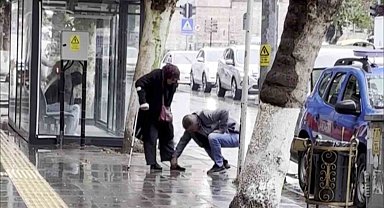 Hayırlı evlat: Bankaya çamurlu girmesin diye annesinin ayakkabısını elleriyle temizledi