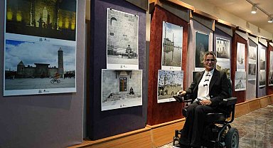 Hediye fotoğraf makinesiyle engelleri aştı