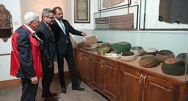 Her yıl binlerce kişinin ziyaret ettiği külliyedeki sarıklar, vatandaşlardan yoğun ilgi görüyor