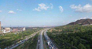 Heyelanın kapattığı yolda kilometrelerce araç kuyruğu oluştu