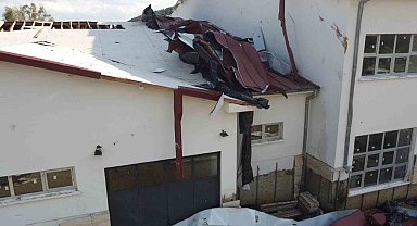 Hortum öğrenciler içerideyken okulu vurdu, çatıyı uçurdu, ağaçları devirdi