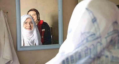 Huzurevi sakini Saadet teyze doğup büyüdüğü evi görünce gözyaşlarını tutamadı