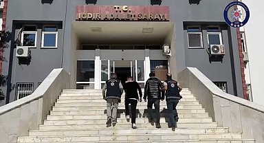 Iğdır'da kaçak 10 Afgan göçmen ve göçmenleri taşıyan 2 kişi yakalandı