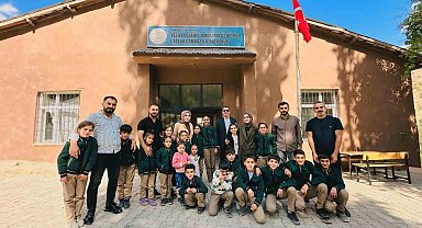 İki öğretmen binlerce kilometre yol kat ederek sınırdaki çocuklara yardım ulaştırdı