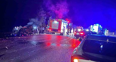 İki otomobil kafa kafaya çarpıştı: 1 ölü, 4 yaralı