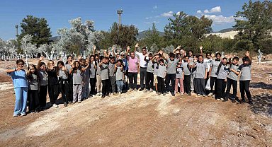 İlkokul öğrencileri 300 zeytin fidanını toprakla buluşturdu