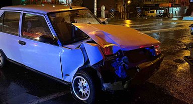 İncirliova'da ışıkta bekleyen araca, otomobil çarptı