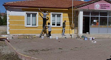 İnfaz Koruma memurları boş vakitlerinde okulların bakım ve onarımlarını gerçekleştiriyor