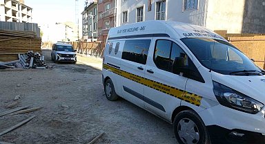 İnşaatta asansör boşluğuna düşen işçi yaralandı