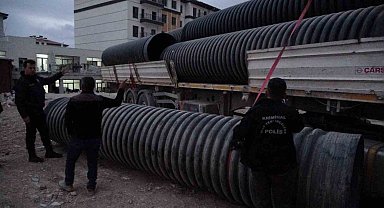 İnşaatta üzerine 750 kilo plastik boru düşen sürücü ağır yaralandı