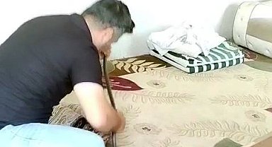 İnsanlar korkularından konteynere giremezken o elleriyle 1 metrelik yılanı yakaladı