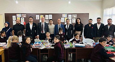 İran sınırındaki öğrencilere 21 çeşit zeka oyunu seti hediye edildi