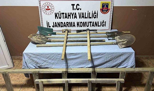 İş makinesiyle define arayan şahısları jandarma yakaladı