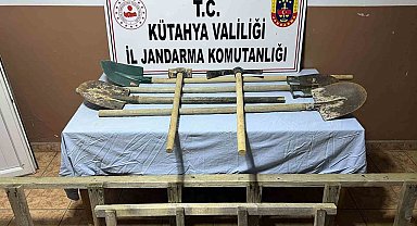 İş makinesiyle define arayan şahısları jandarma yakaladı