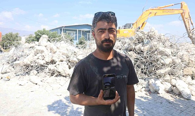 İş makinesiyle gelin arabasının önünü kesen operatör, bahşiş alınca yolu açtı