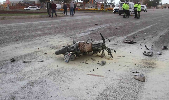 İşçi servisi ile çarpışan motosiklet alev aldı: 2 kişi yaralandı