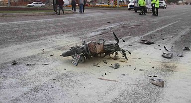 İşçi servisi ile çarpışan motosiklet alev aldı: 2 kişi yaralandı