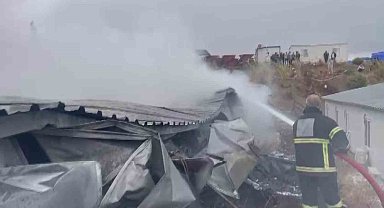 İşçilerin kaldığı konteyner yatakhane alevlere teslim oldu