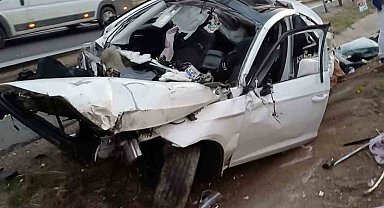 İşe gitmek isterken ölümden döndü: Otomobil parçalandı, sürücü fırlayıp altına sıkıştı