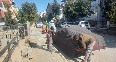Isparta'da temizlik çalışmalarında araçlara brandalı önlem