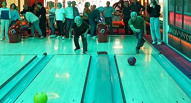 İstanbul Maltepe'de Yaşlılar Günü'nde bowling eğlencesi