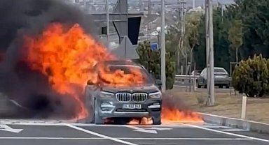 İstanbul yolunda korku dolu anlar: Lüks otomobil alev topuna döndü