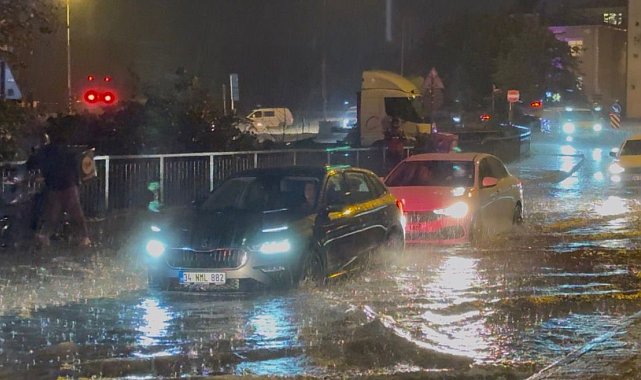 İstanbul'da aniden bastıran sağanak yağmur hayatı felç etti