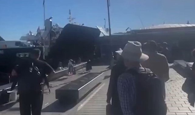 İstanbul'da arabalı vapur iskeleye çarptı, kaza anı kameraya yansıdı