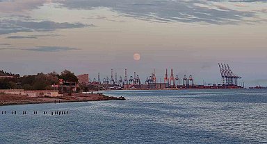 İstanbul'da dolunay Ambarlı limanıyla görüntülendi