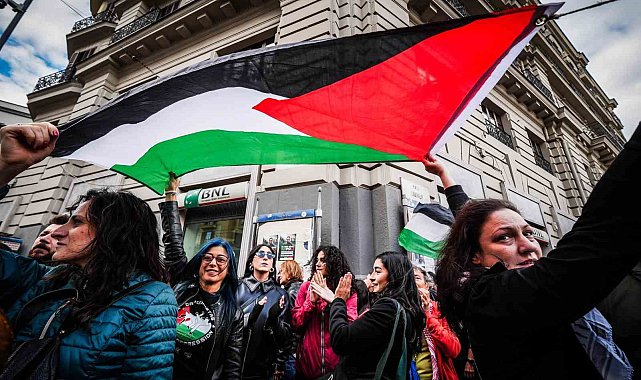 İtalya'da Küresel Sumud Filosu için başlatılan greve destek veren binlerce kişi sokağa döküldü