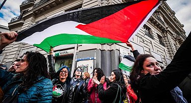 İtalya'da Küresel Sumud Filosu için başlatılan greve destek veren binlerce kişi sokağa döküldü