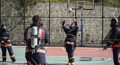 İtfaiye kostümüyle voleybol oynadılar, nefes kontrolü yaptılar