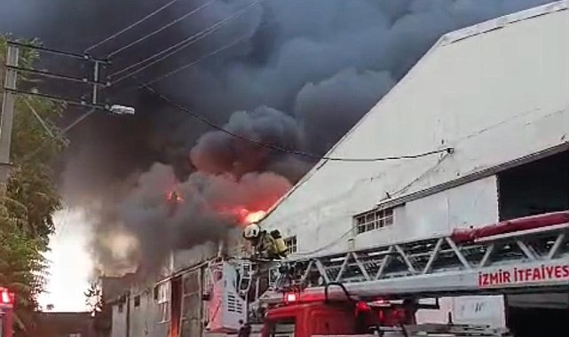 İzmir Bornova'da depo yangını
