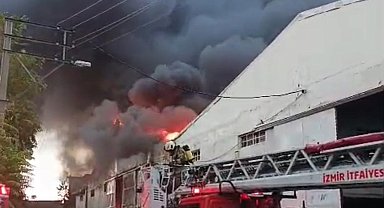 İzmir Bornova'da depo yangını