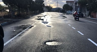 İzmir Büyükşehir'in Helvacı asfaltı 11 günde çöktü