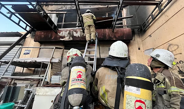 İzmir İtfaiyesi, Bornova'daki iş yeri yangınını kontrol altına aldı