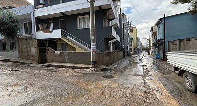 İzmir'de etkili olan sağanak sonrası yollar göle döndü