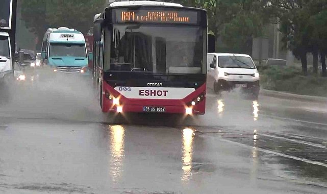 İzmir'de etkili olan sağanak yağış, günlük yaşamı zorlaştırdı