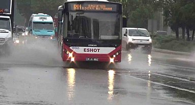 İzmir'de etkili olan sağanak yağış, günlük yaşamı zorlaştırdı