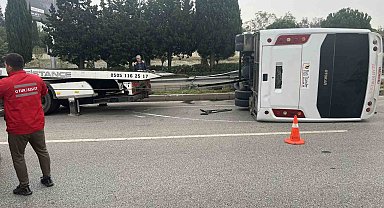 İzmir'de havalimanı personel servisi devrildi: 5 yaralı