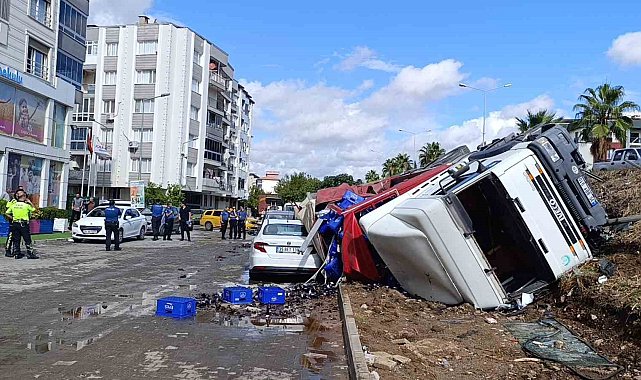 İzmir'de kontrolden çıkan tırın 2 aracı ezdiği anlar kamerada