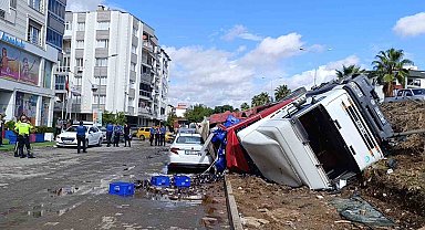 İzmir'de kontrolden çıkan tırın 2 aracı ezdiği anlar kamerada