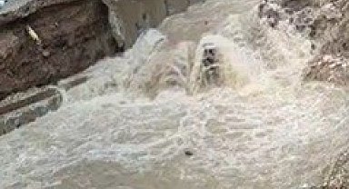 İzmir'de sağanak yağış hayatı olumsuz etkiledi