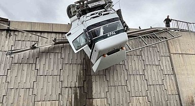 İzmir'de viyadükte askıda kalan tırın kaza anı kamerada