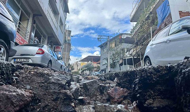 İzmir'deki sağanak bozuk yolları dere yatağına çevirdi