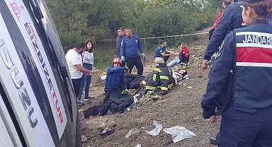 İzmir'den Buldana ziyarete gelen tur otobüsü dönüş yolunda şarampole yuvarlandı, çok sayıda yaralı olduğu öğrenildi