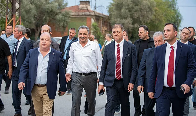 İzmir'de Başkan Tugay'dan ayakkabıcılara ziyaret