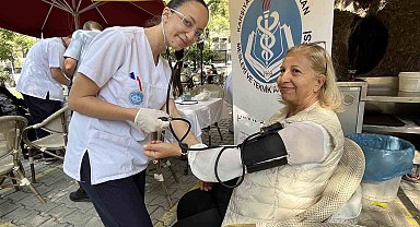 İzmirli lise öğrencilerinden yaşlılara sağlık eli