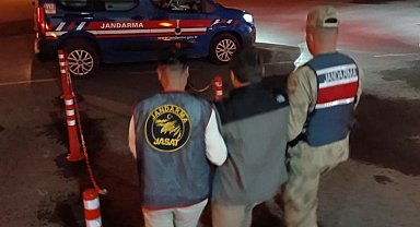 Jandarma araması olan şahsı yakaladı